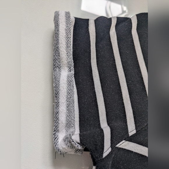 Calvin Klein Jeans Ladies' French Terry Crop Top T-shirt Size XL Black White - Picture 4 of 8